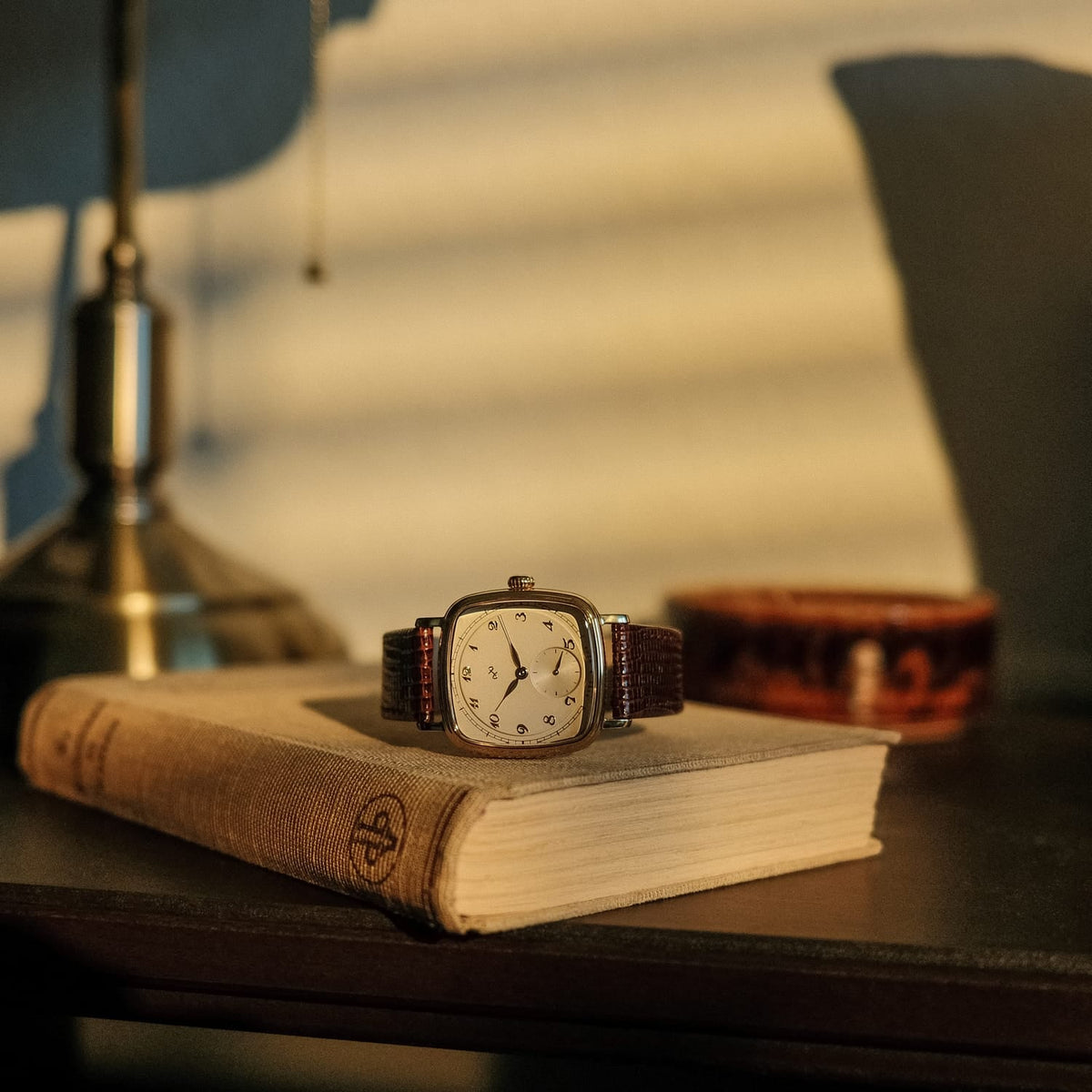 1954 Amalfi Mechanical – doré / écru